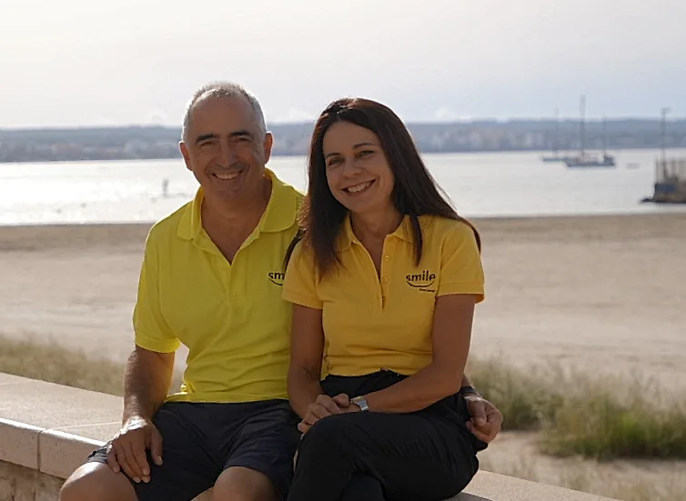 Fundadores de Smile Boats en la playa de Palma