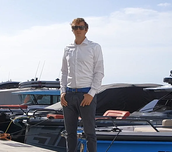 Fundador de WeBoat Club en un pantalán